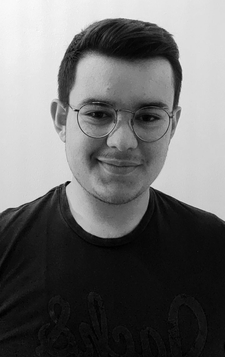 Léo Wadin smiling in a black shirt and glasses